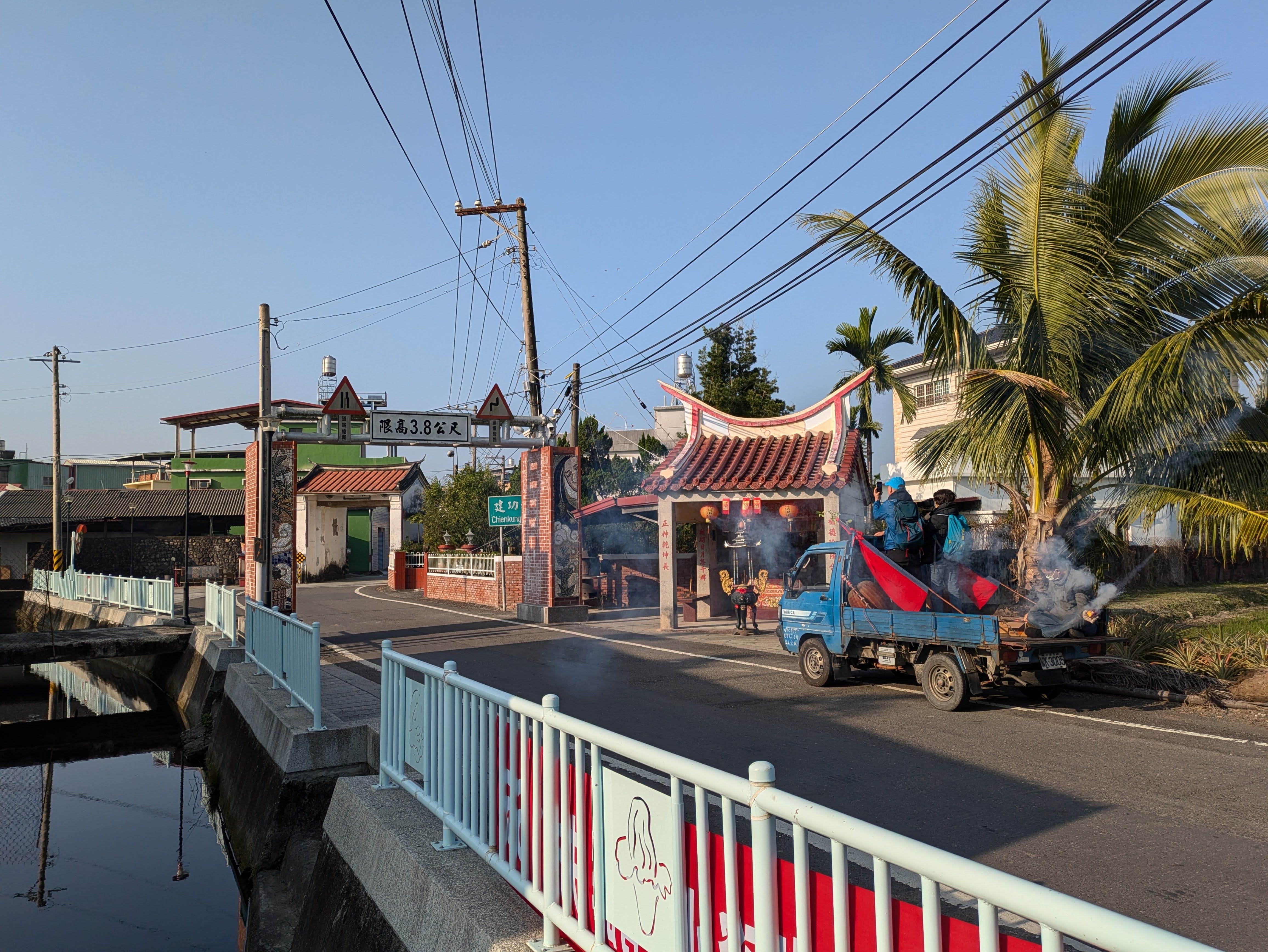 作福儀式前到河頭伯公請神，過去以步行吹奏八音和鳴放紙炮前往請神，如今改用貨車。