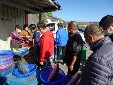 民眾排隊算錢的情形-3